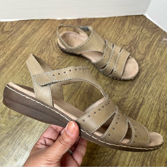 SOUL Naturalizer Beacon Studded Tan Beige Leather Sandals Size 8 - Picture 1 of 13